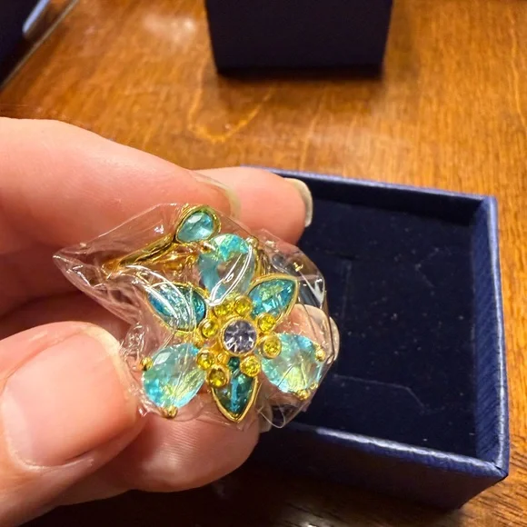 NEW Swarovski Idyllia ring Mixed cuts Flower blue Gold-tone plated Size 7 Box - Picture 2 of 9